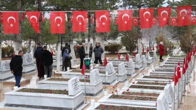 Sivas Şehitliğinde gözyaşları sel oldu!