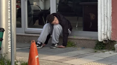 Adapazarı'nda sokak ortasında 'anormal' hareketler sergileyen genç panik yarattı