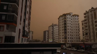 Çöl tozu sağanakla çamura döndü! Öğrenciler ve araçlar zor anlar yaşadı