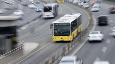 İstanbul'da metrobüs kaosu! Araçlara binemeyen vatandaşlar yolu kapattı, seferler durdu