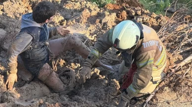 Göktürk’te çamura saplanan çocuğu polisler kurtardı!