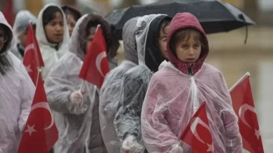 Yağmur çamur dinlemediler! Minik kalpler Ata'nın huzuruna koştu