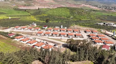 Hatay’da yaralar sarılıyor: Kırıkhan’da 28 köy evi daha sahiplerine teslim edildi!
