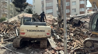Yıkım sırasında bina çöktü, iş makinesi enkaz altında kaldı!
