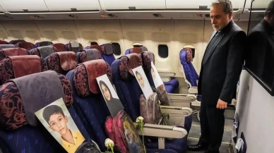 İran heyeti müzakereye katledilen Minablı çocuklarla geldi! Fotoğrafları ve çantaları koltuklarda...