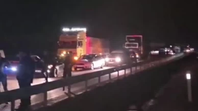 Jandarma aracının da karıştığı zincirleme kazada 2 asker yaralandı