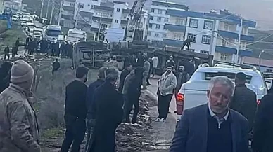 Kamyon devrildi: Uzun araç kuyruğu oluştu