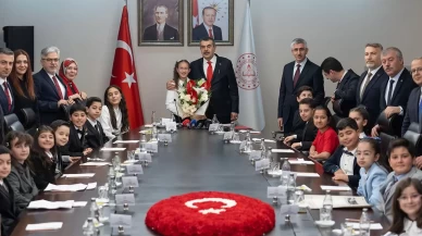 Milli Eğitim Bakanlığı koltuğuna 11 yaşındaki Defne oturdu