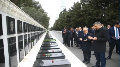 Bakan Çiftçi Bakü’de anıt mezarları ziyaret etti