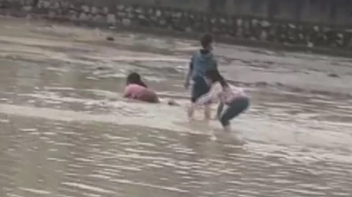 Çocuklar tehlikeye rağmen suda oynadı