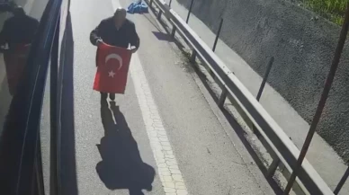 Otobüs şoföründen alkışlanacak hareket: Aracı durdurup Türk bayrağını yerden aldı