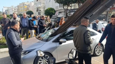 Manavgat’ta inanılmaz kaza: İnşaat demirleri otomobilin camından içeri girdi!
