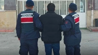 Jandarmadan kaçacaklarını sandılar! Öyle bir yere uyuşturucu saklamışlar ki...Kıskıvrak yakalandılar