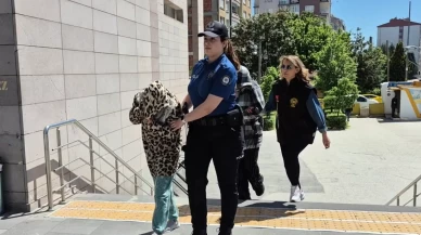 Hırsızlık anı kamerada! Kadının boynundaki altınları koparıp kaçtı