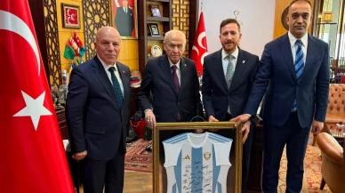 MHP Lideri Devlet Bahçeli'ye Erzurumspor forması takdim edildi
