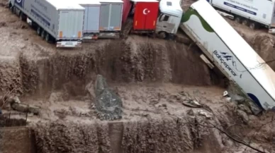Yamaçlardan kopan kayalar yolları kapattı!