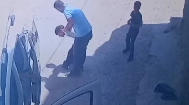 Oğluyla kavga eden çocukları sokak ortasında yumrukladı! Bağırınca ağzını kapattı
