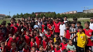 Cengiz Ünder'e memleketinde genç sporcularla buluştu