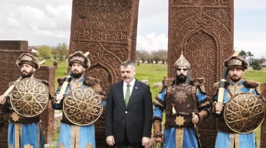 Bakan Çiftçi Ahlat’ta Selçuklu Mezarlığı’nı ziyaret etti