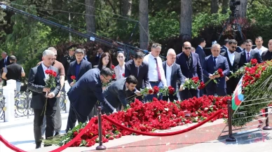 Haydar Aliyev, doğumunun 103. yılında mezarı başında anıldı