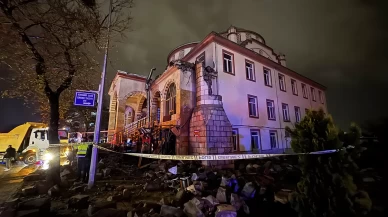Elazığ'da yıldırım isabet eden caminin minaresi yıkıldı