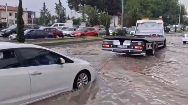 Caddeler göle döndü, araçlar mahsur kaldı