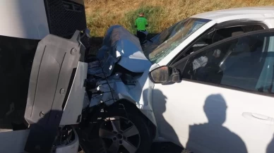 Otomobil ile tır kafa kafaya çarpıştı