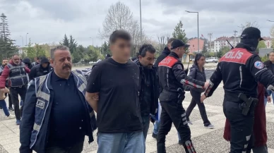 Silahlı saldırı şüphelileri adliyeye getirilirken aileler basın mensuplarına saldırdı