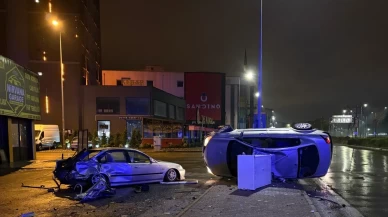 Korkutan kaza! Kontrolden çıkan otomobil park halindeki araca çarpıp yan yattı