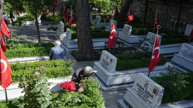 Bayram arifesinde şehitlikte duygu dolu anlar: Çiçekler bırakıp dualar okudular