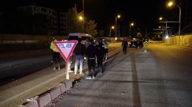 Savrulan yayaya arkadaki araç da çarptı!