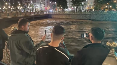 Vatandaşlar tehlikeye rağmen köprüye akın etti