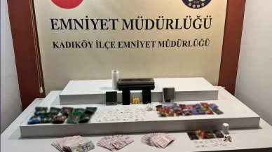 Kadıköy’de polisin şüphesi zehir şebekesini çökertti! Aracın tamponuna gizlemişler: Deste deste para ve uyuşturucu ele geçirildi!