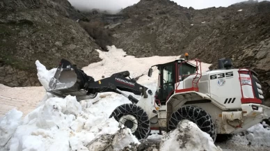 Bitlis’te Mayıs’ta kar şoku: İş makineleri karın altında kaldı!