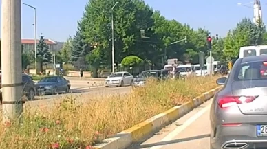 Yaşlı kadına yol vermek isterken kaza yaptı!