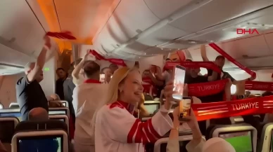 Türk taraftarlar uçakta Milli Takım coşkusuyla yola çıktı