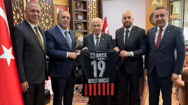 MHP Lideri Bahçeli'ye Arca Çorumspor’un forması hediye edildi