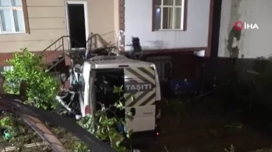 Servis minibüsü evin bahçesine uçtu