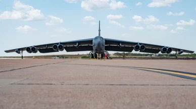 ABD'nin dev bombardıman uçağı düştü!