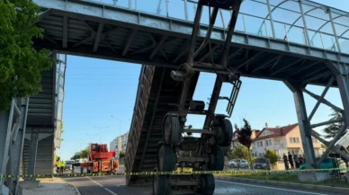 Yozgat'ta damper faciası: Açık kalan damper üst geçide asılı kaldı