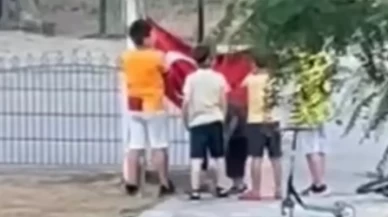 Bartın'da çocuklar yere düşen Türk bayrağını öpüp kaldırdı!