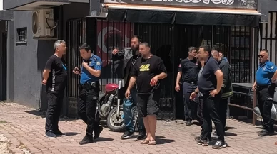 Önce üzerine benzin döktü sonra eline bıçak aldı! Polisler ikna etmek için saatlerce çabaladı