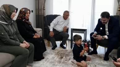Bakan Kurum depremzede Yusuf'u Adıyaman'da ziyaret etti