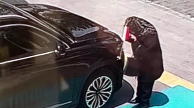 Duygulandıran sevgi! Makam aracındaki bayrağı öptü, Vali Polat bayrak hediye etti