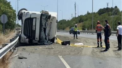 Hafriyat kamyonu park halindeki minibüse çarptı