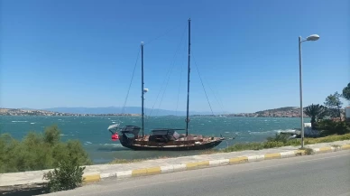 Ayvalık’ta rüzgâr yelkenliyi kıyıya savurdu