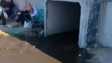 Denize girenlerin üzerine kanalizasyon suyu aktı