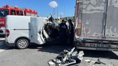 Son dakika... Sancaktepe'de feci kaza! Park halindeki TIR'ın dorsesine çarpan hafif ticari araç hurdaya döndü