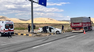 Kamyonla çarpışan otomobilde 3 ölü, 2 yaralı