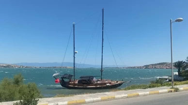Ayvalık’ta rüzgâr yelkenliyi kıyıya savurdu